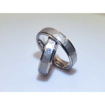 Lower Price Fashion Design Zircon Stone Titanium Rings with High Quality